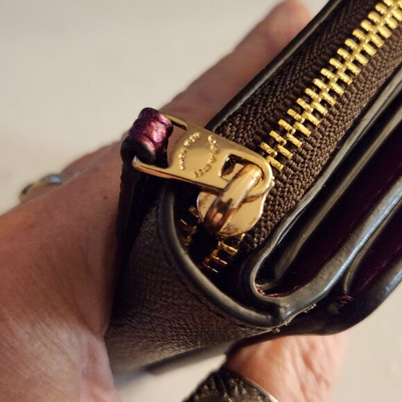 Like New Womens Trifold with Zip Signature Wallet - Picture 5 of 7